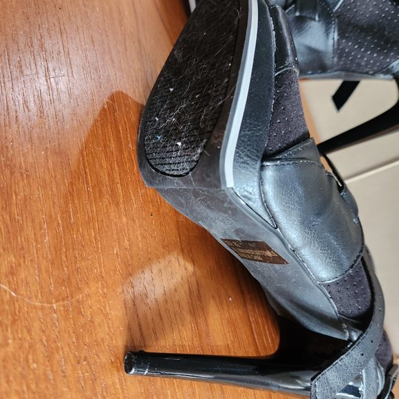 Women's black heels, size 8.5, EUC - Picture 3 of 4